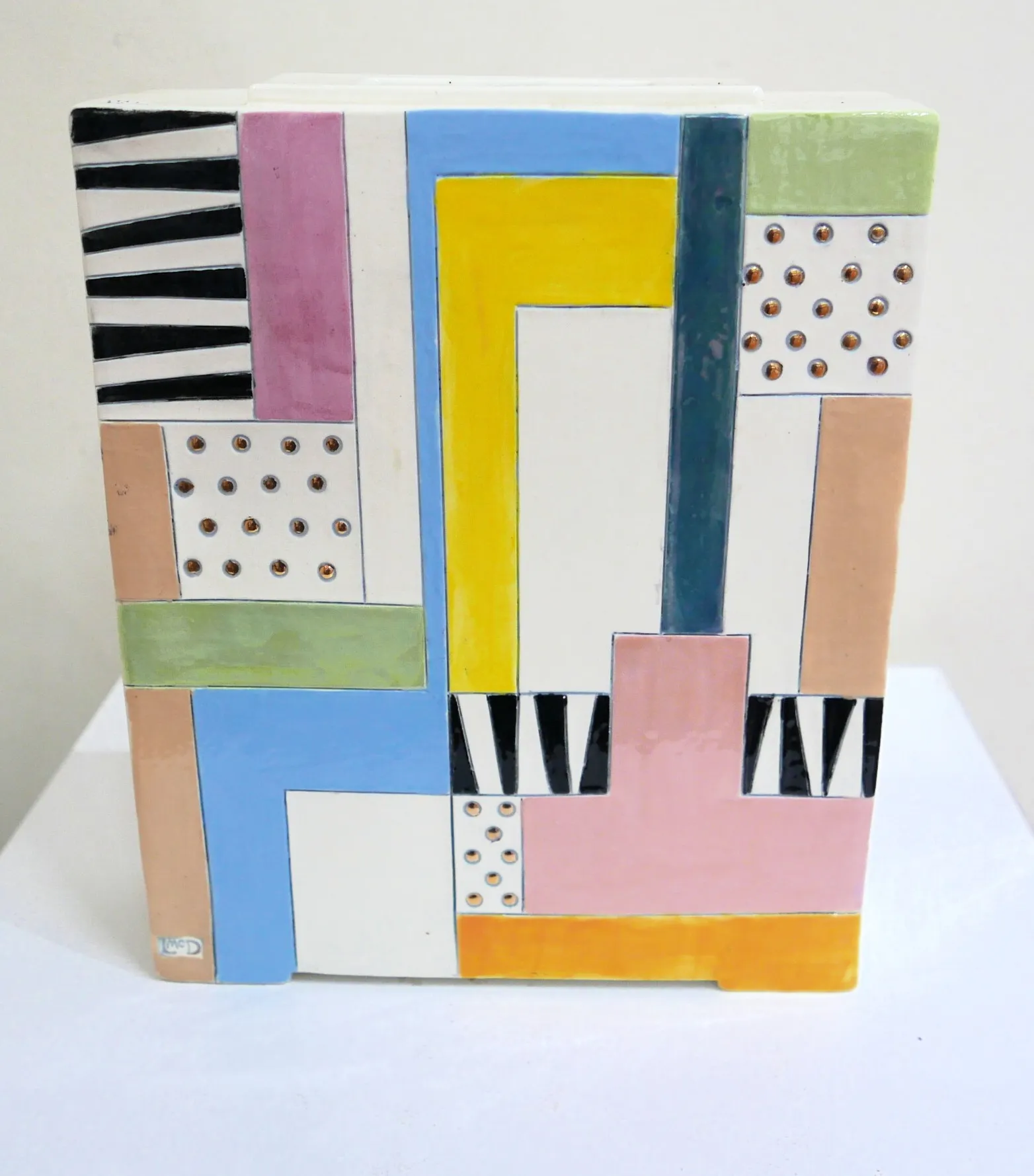 A Nod to Modernisn, Vase A (side 1)